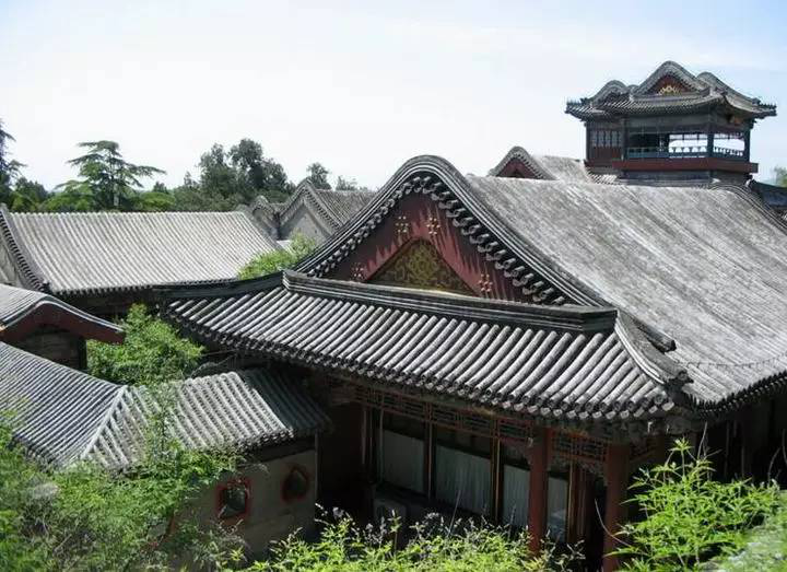中国古代建筑的屋顶可分为庑殿式顶,歇山式顶,悬山式顶,硬山式顶,攒尖